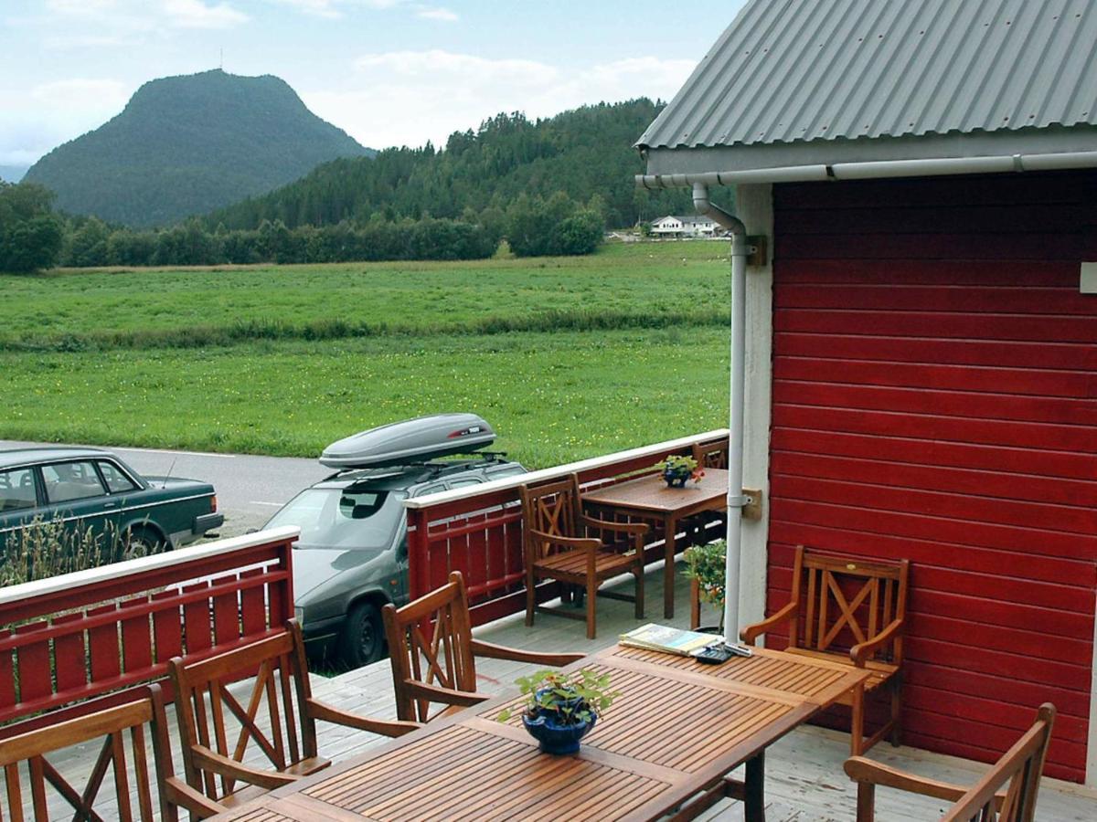 Three-Bedroom Holiday home in Isfjorden Torvik Kamer foto