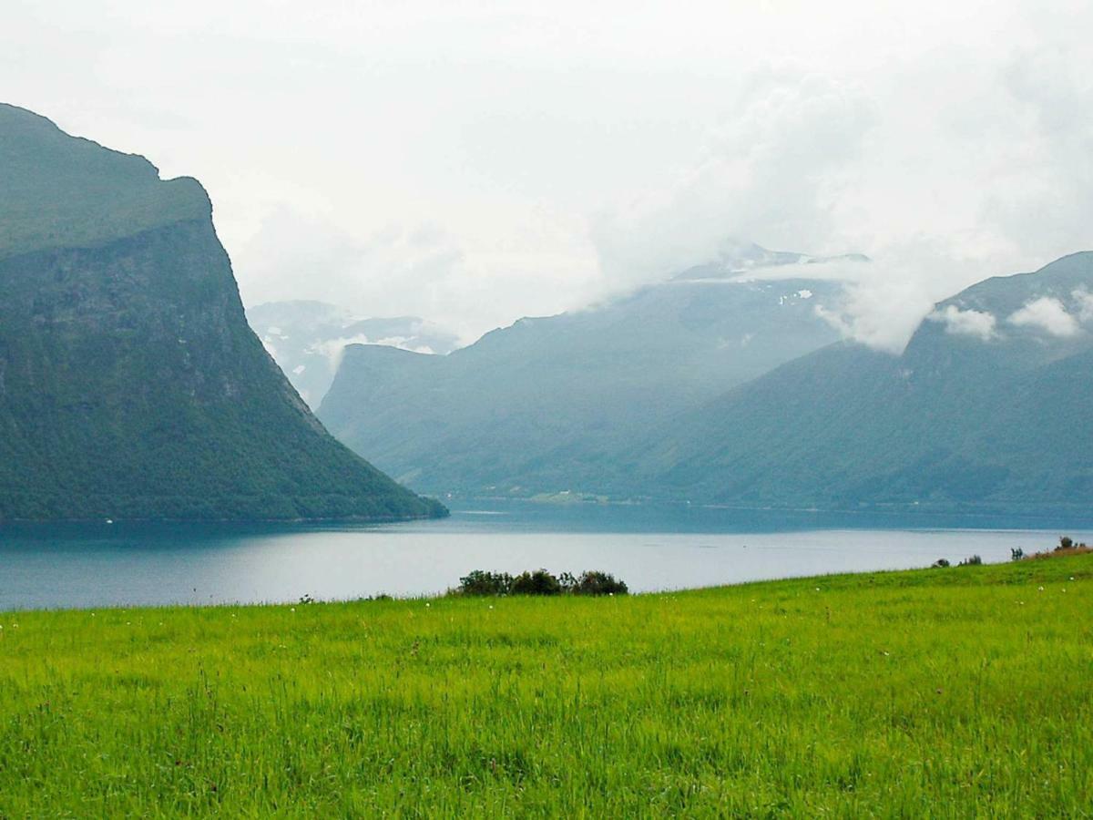 Three-Bedroom Holiday home in Isfjorden Torvik Buitenkant foto
